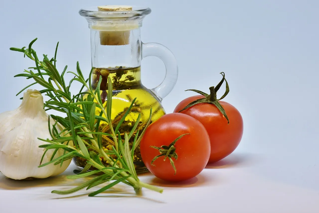 Ingredientes do cardápio de 7 dias da dieta mediterrânea com comida brasileira: feijão, peixe, vegetais e azeite