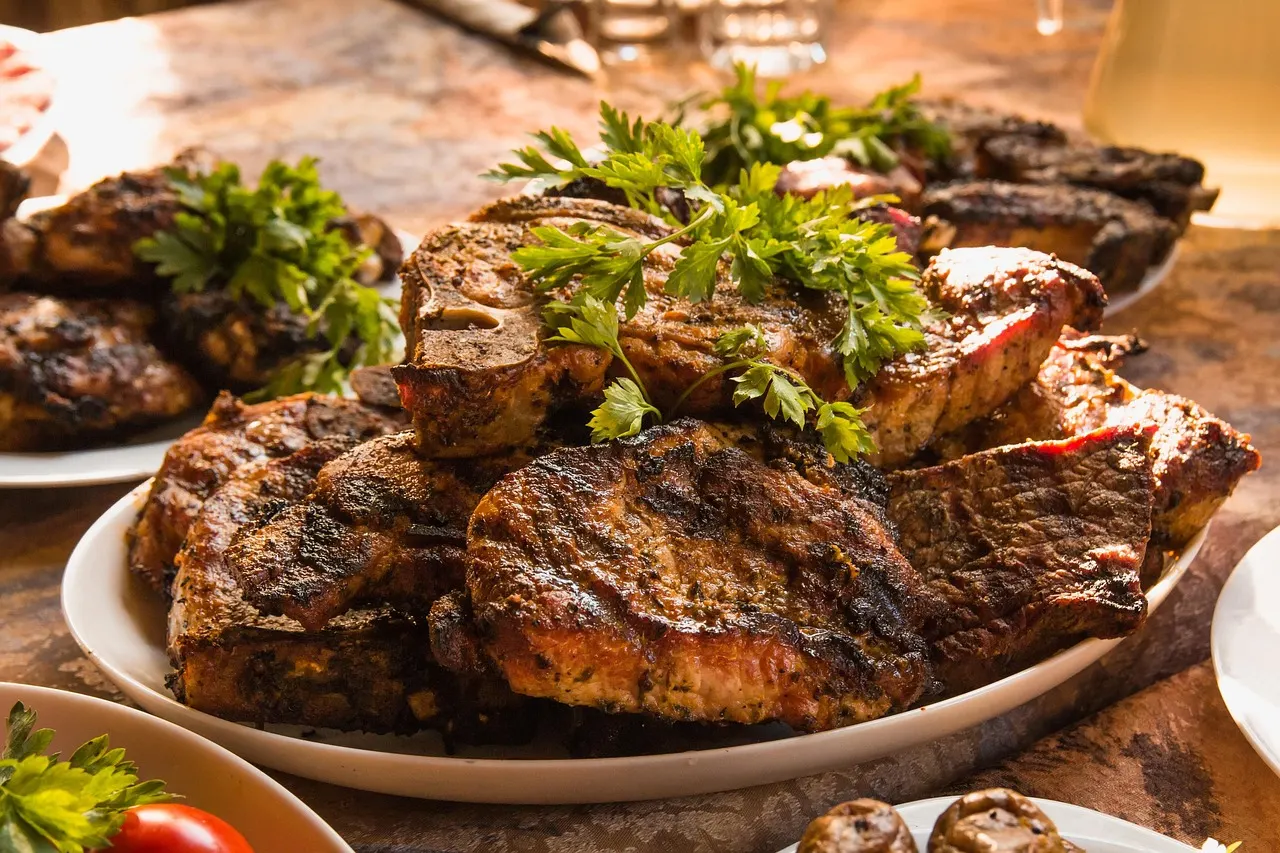 Cardápio da dieta carnívora com bife e ovos