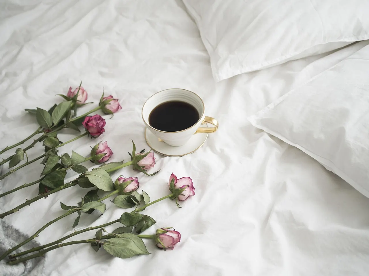 person keeping a consistent bedtime schedule to improve sleep for fat loss