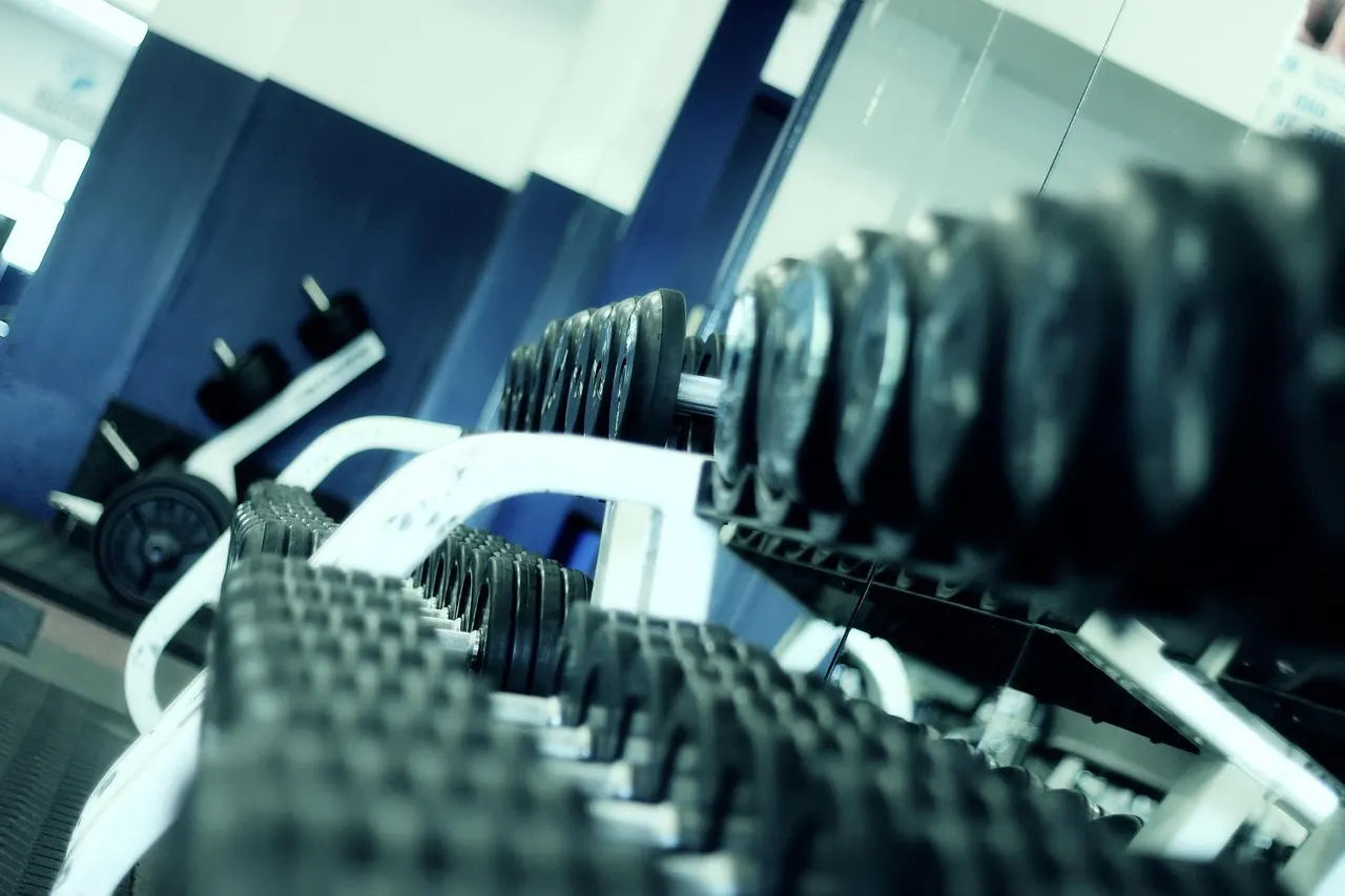rest between sets for strength vs hypertrophy