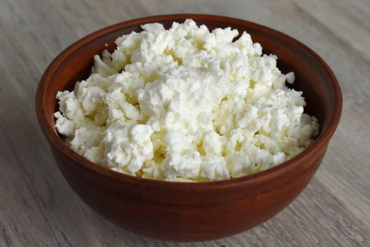 best bedtime snack for muscle growth — a bowl of cottage cheese providing about 30 grams of slow-digesting protein