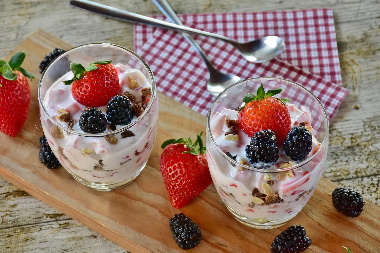 eating before bed done right — a small Greek yogurt protein snack eaten about an hour before sleep