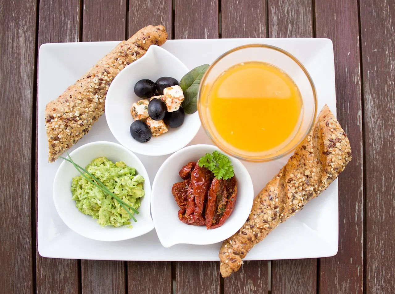 Marmitas com proteína, vegetais e grãos integrais para planejar o cardápio do jejum intermitente 16:8