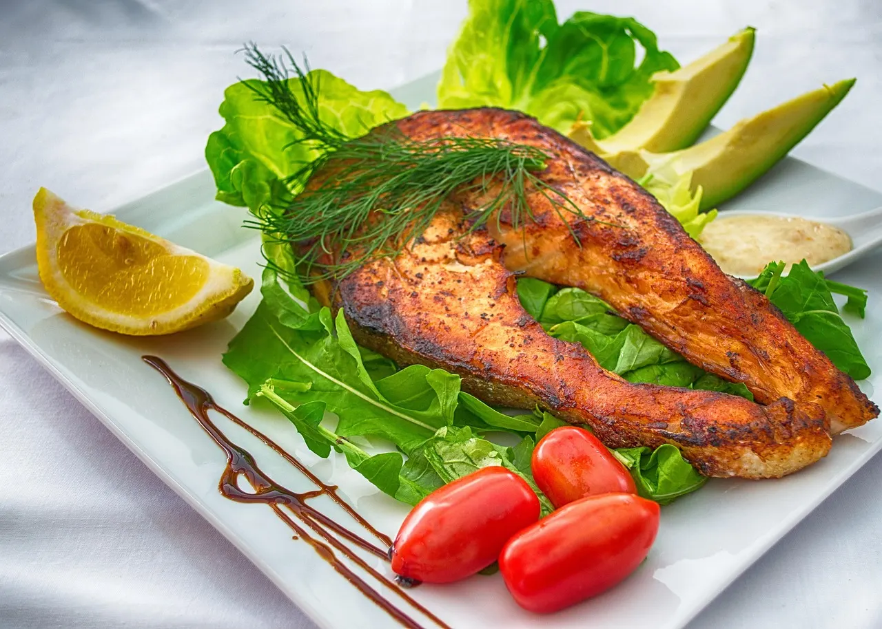 Keto diet food list with salmon, avocado, and non-starchy vegetables on a plate
