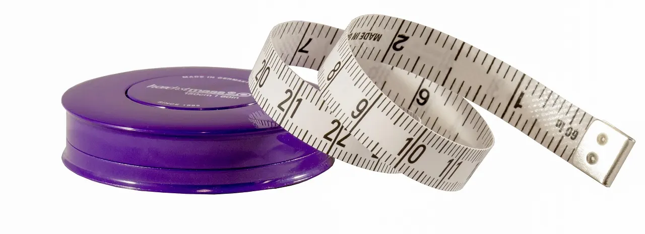 Medição de espessura muscular com ultrassom em estudo sobre máquina ou halter para hipertrofia