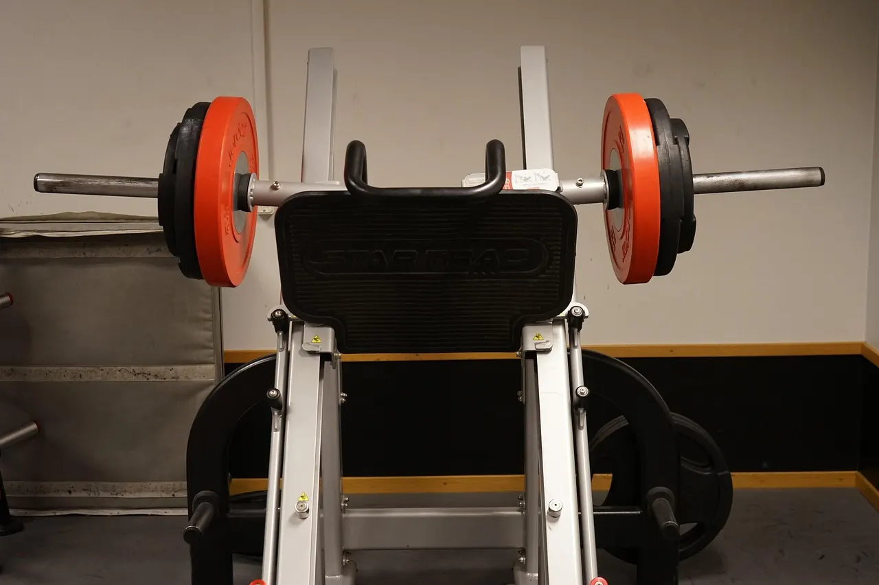 Afundo com pesos livres e leg press inclinado na máquina: mesma hipertrofia de quádriceps