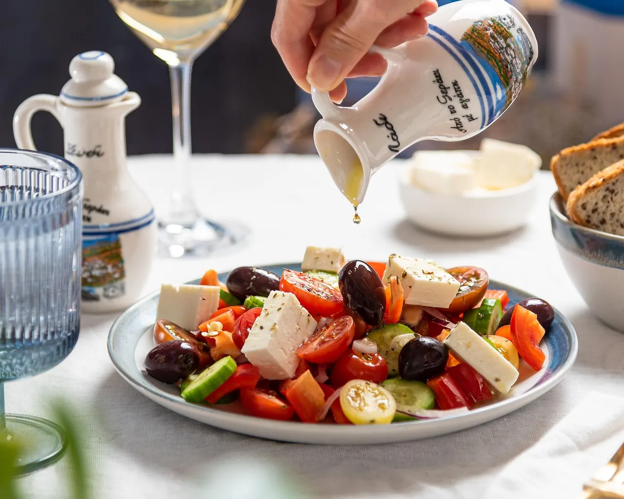 Prato com arroz integral, feijão, peixe grelhado e salada na dieta mediterrânea adaptada ao Brasil