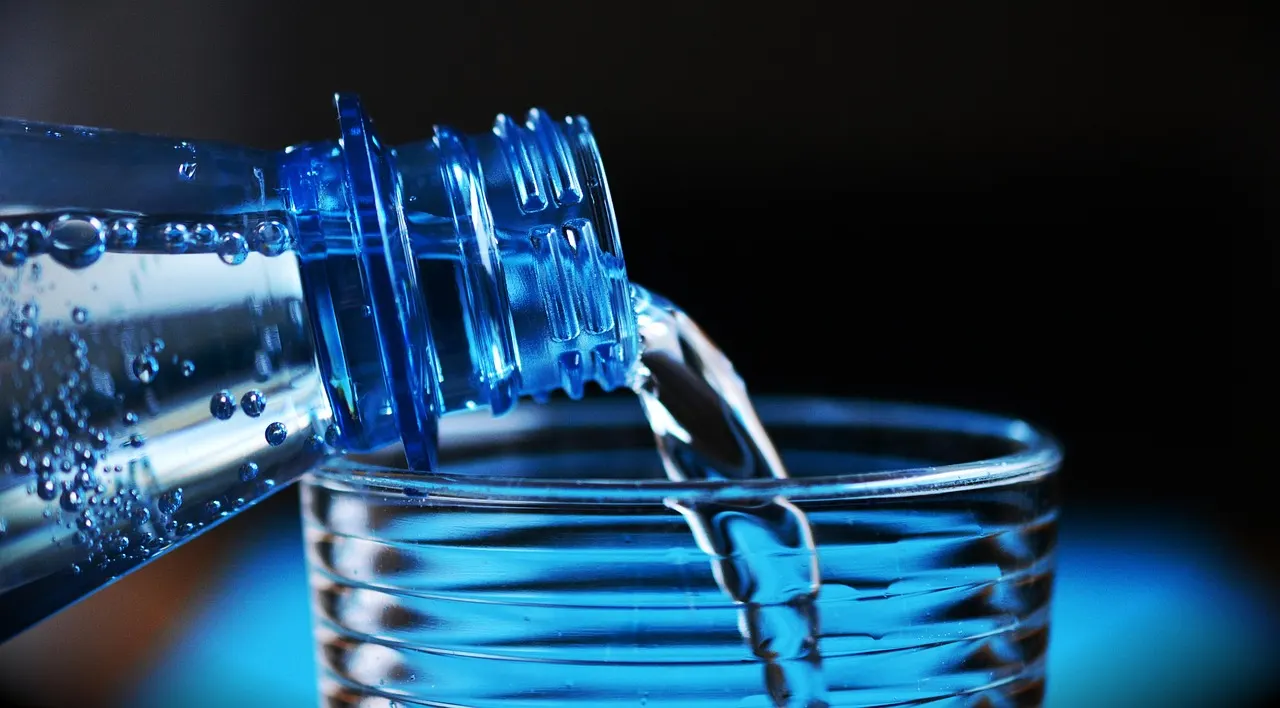 Garrafa de água marcada em 500 ml para aumentar o consumo de água no dia a dia