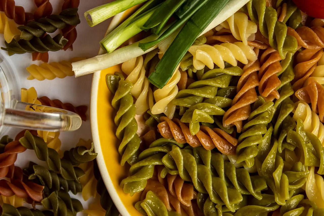 Prato brasileiro com arroz, feijão, legumes e salada, alimentos ricos em fibras para emagrecer