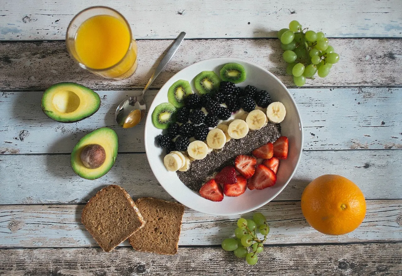Tigela de aveia com chia e frutas, alimentos ricos em fibras para emagrecer