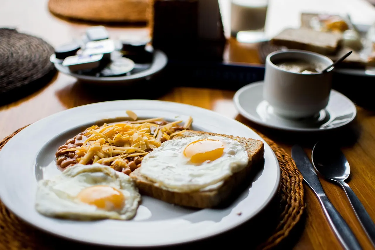 Café da manhã proteico com ovos mexidos, queijo minas e café — alimentos ricos em proteína para o café da manhã