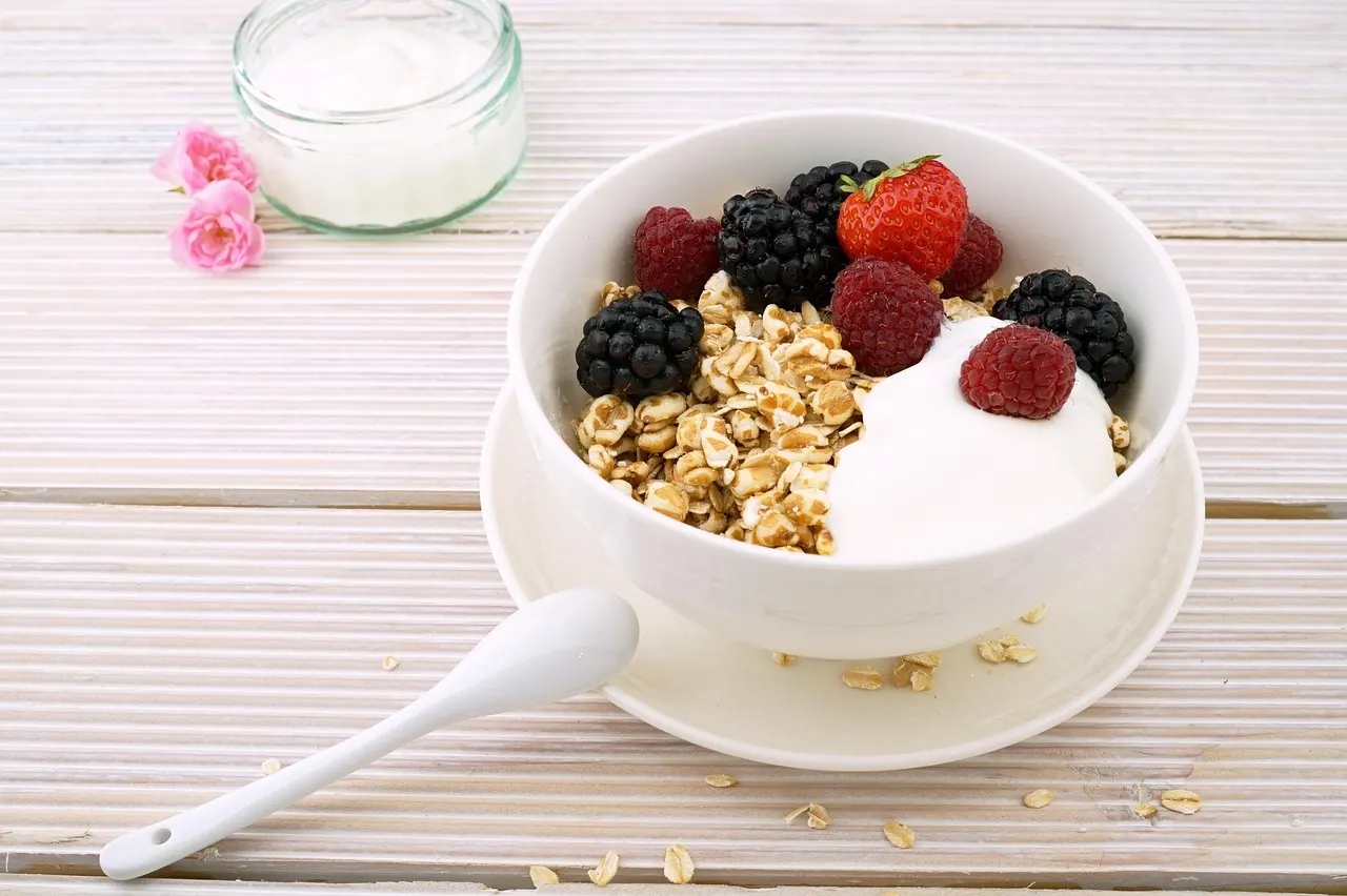Tigela de iogurte grego com aveia, frutas e pasta de amendoim — opção de café da manhã proteico para emagrecer