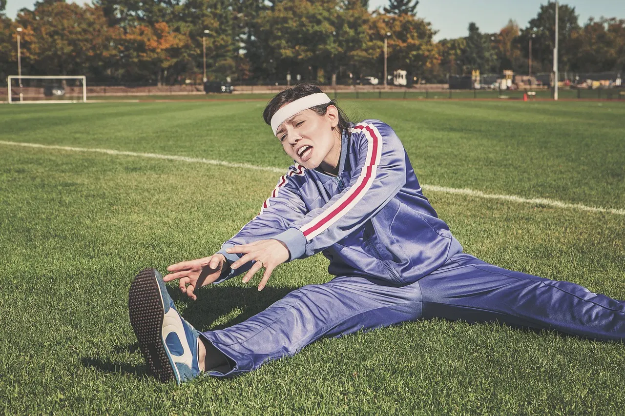 Atleta anotando repetições e séries no caderno de treino — tempo de descanso entre exercícios na academia