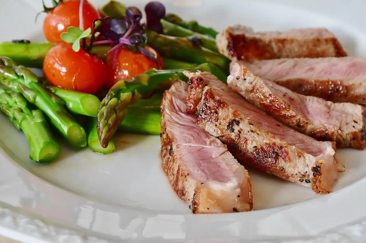Prato equilibrado da dieta low carb com frango, legumes e batata-doce
