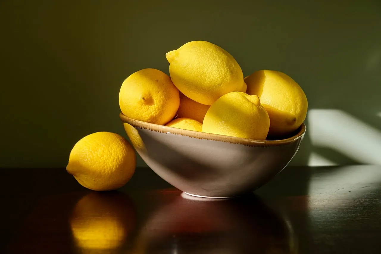 Balança digital mostrando quantos quilos por semana é saudável emagrecer, com fita métrica e alimentos naturais
