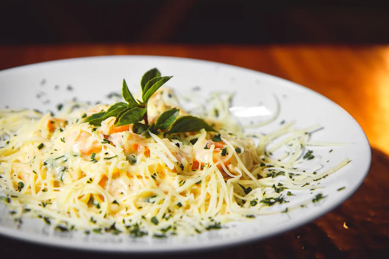 vegetables and protein before carbohydrates on a dinner plate, food order for blood sugar