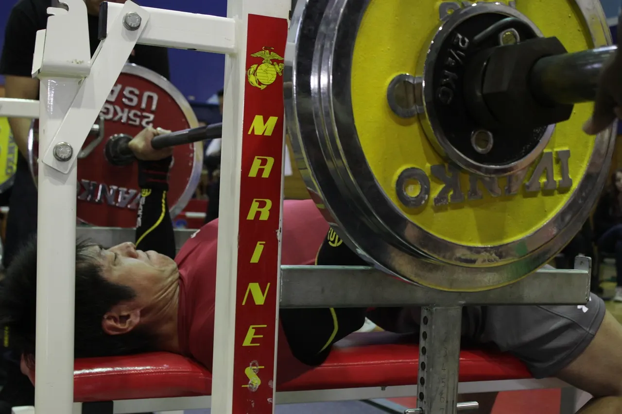 Praticante de musculação faz supino com barra e para duas repetições antes da falha muscular