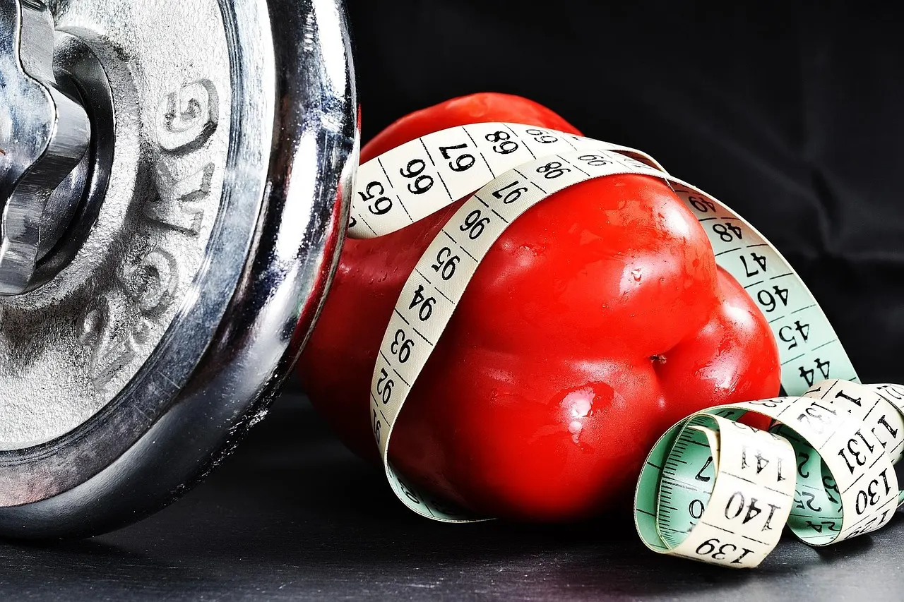 Treino de musculação em casa com halteres, parando antes da falha muscular para controlar a fadiga